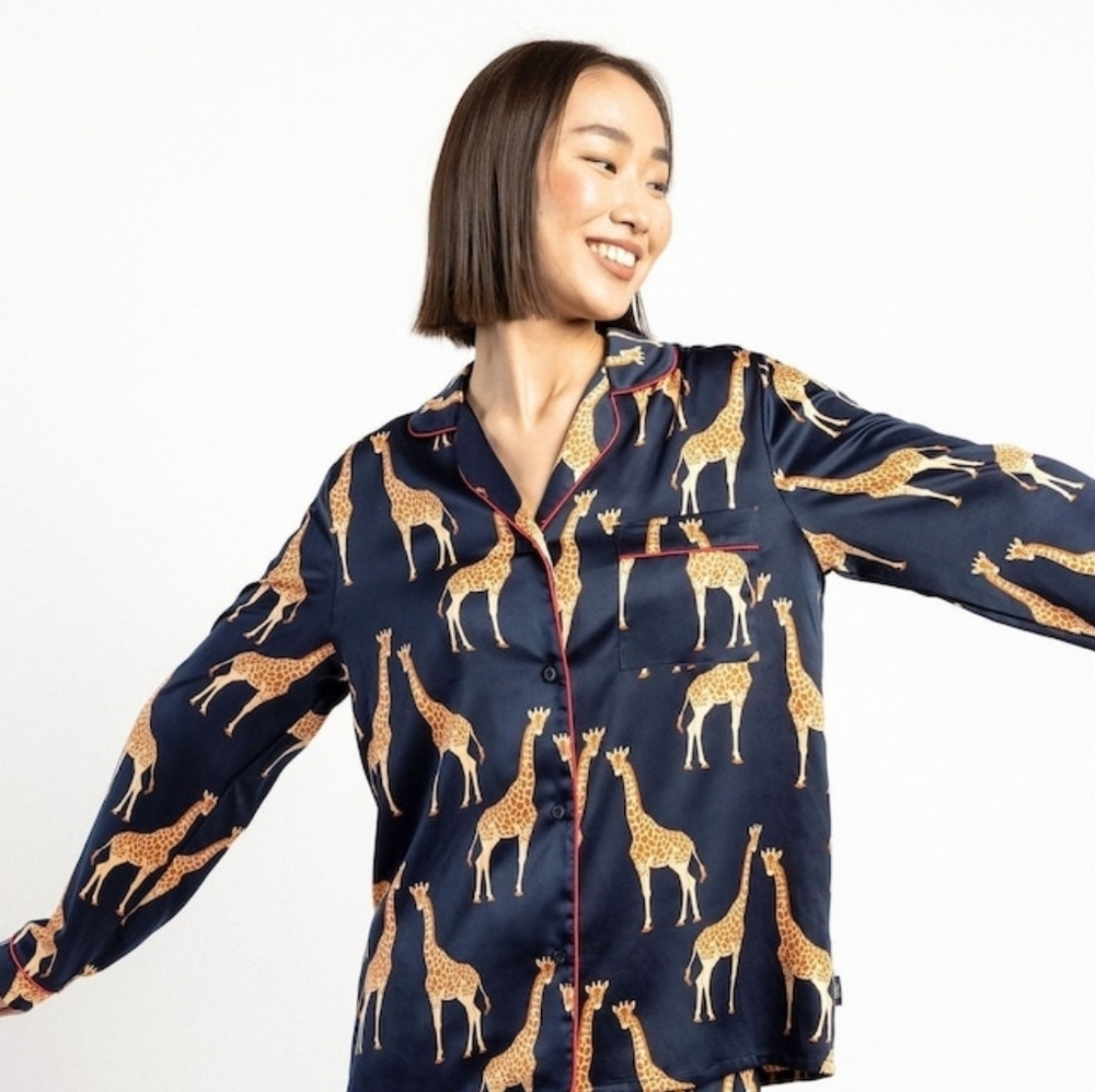 Chelsea Peers Blue Satin Giraffe Print Pajama Top Size XS